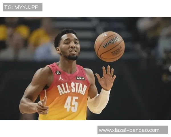 米切尔赛后失落情绪明显罕见不接受采访专注手机发呆状态引发关注